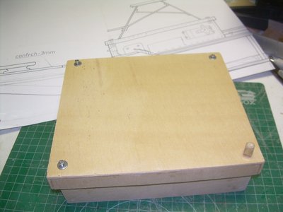 Caja terminada, a falta del pintado final, con uno de los tornillos con cabeza de madera para su apretado a mano.