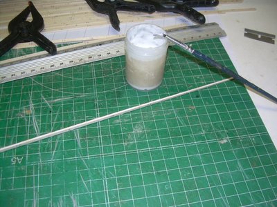 Se aplica un poco de cola blanca en el lateral de la traca para pegar traca con traca.