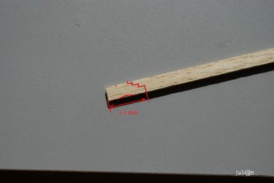 Con un listón de ramín de 2 x 6 mm vamos a hacer los laterales de las cureñas, cortamos 56 trozos a 16 mm de longitud y le damos la forma de la cureña.