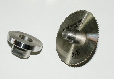 Fotos B 20 y B 21.   Pieza realizada en acero plata co la rosca en sentido contrario al giro del motor para evitar que la/s hoja/s  de sierra se aflojen.