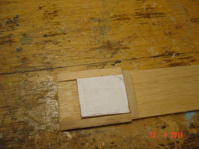 Una vez seca la cola, lo monto sobre una tablita donde hice un marco para encajar los paneles para pasarlo por la regruesadora y dejarlo a un milímetro de grueso