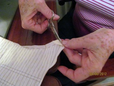La punta resultante que se doblo se debe cortar, dejando suficiente tela para que al coser los dos dobladillos no quede ni muy grueso o le quede faltando tel