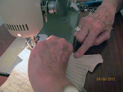 Se realiza la costura sosteniendo firmemnte el dobladillo para que no se abra hasta terminar el lado que se está trabajando