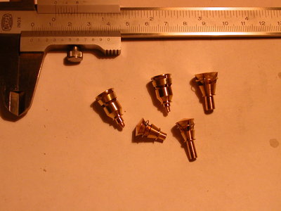 Terminadas las piezas. Los de proa llevan una chapita de 2,4 mm. de altura. El resto un anillo de varilla de 0,5 mm.